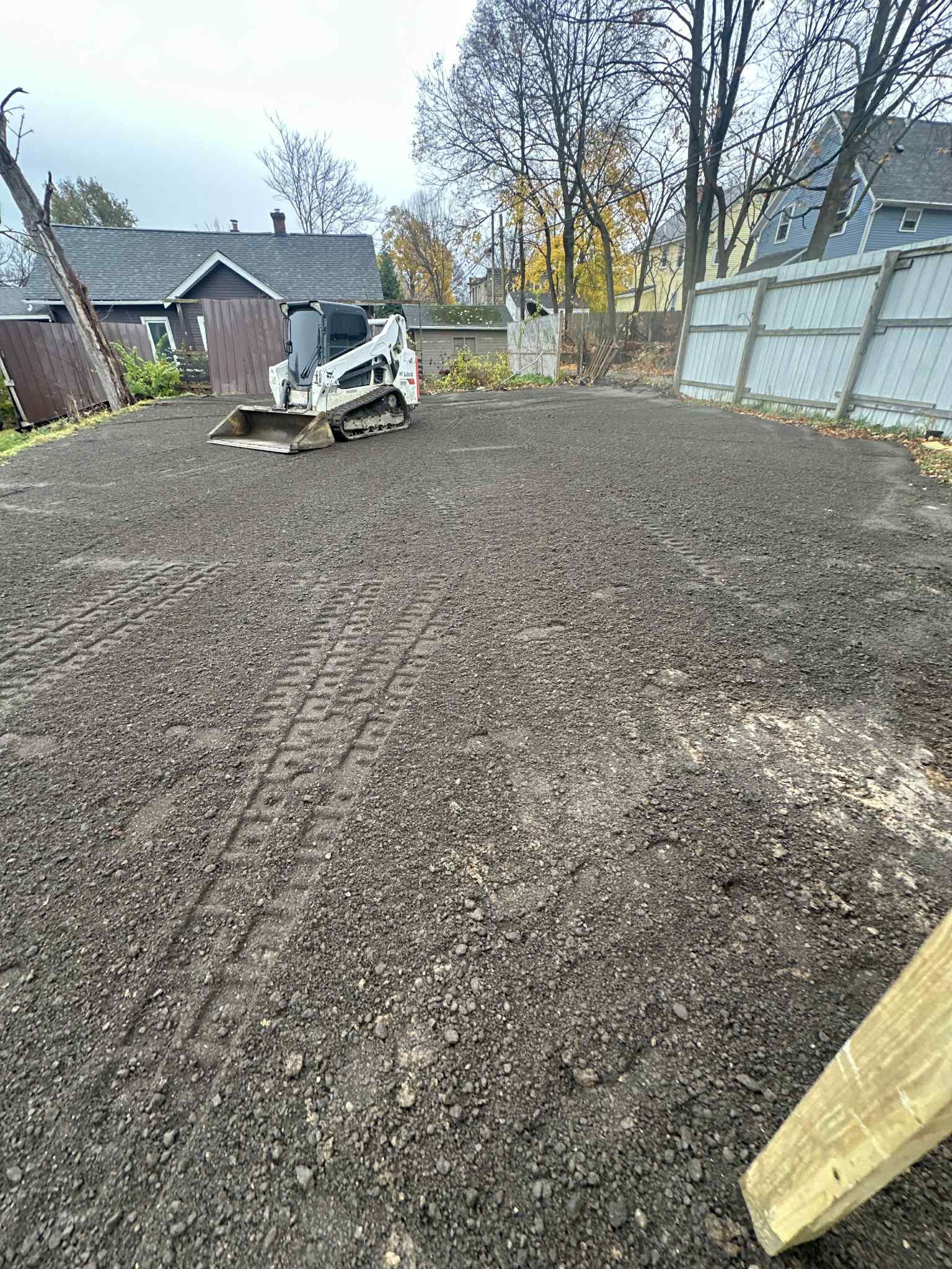 Gravel spreading machine